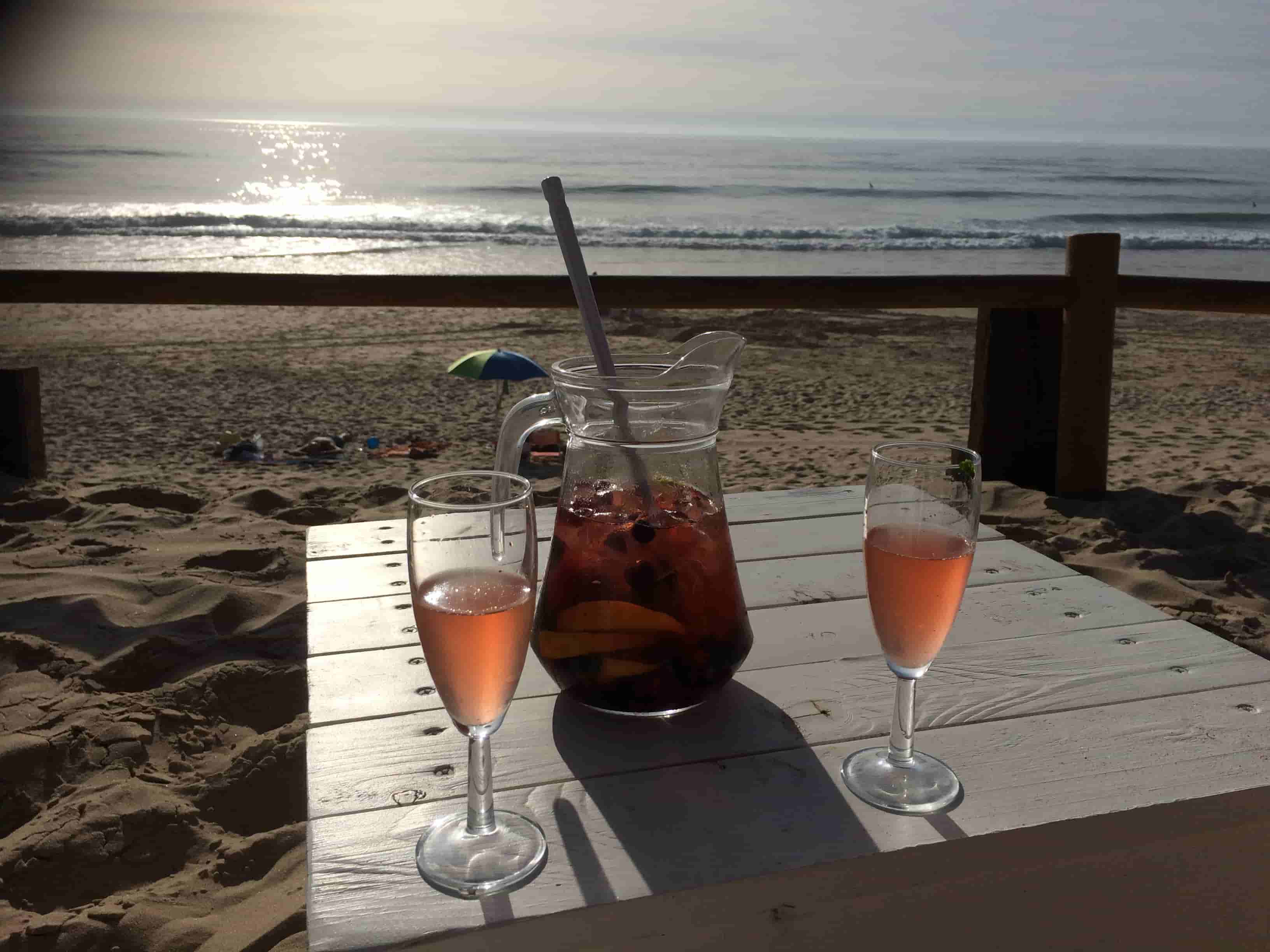 Boire un verre sur la plage au Portugal