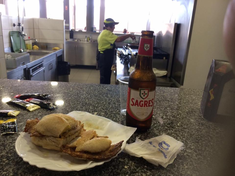 Bifana et bière à la frontière Portugaise