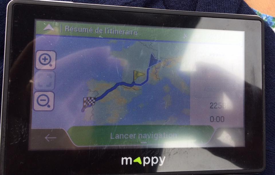 Mise Au Point Sélective Du Navigateur Gps Intégré Sur Le Tableau De Bord  D'une Voiture Descendant L'autoroute Panoramique En Algarve Portugal